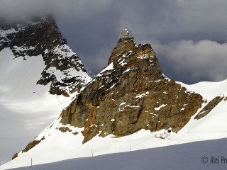 Sedlo Jungfraujoch mezi vrcholy Mönch a Jungfrau, observatoř Sphinx