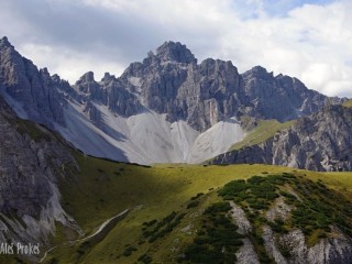 Vrchol Malgrubenspitze (2571 m), oblast Axamer, Tyrolsko