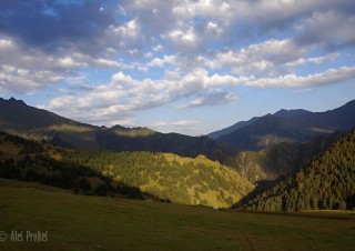 Pohled z vesnice Diklo směrem k pevnosti Dzveli Diklo