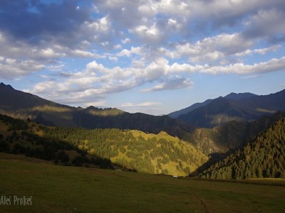 Pohled z vesnice Diklo směrem k pevnosti Dzveli Diklo