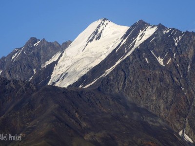 Tebulosmta 4493 m, nejvyšší hora Východního Kavkazu a nejvyšší hora Čečenska.