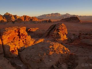 Poušť Wadi Rum v západu slunce