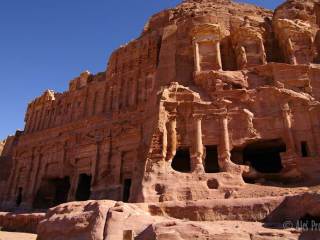 Petra, Palácová hrobka (vlevo), Koryntská hrobka (vpravo)