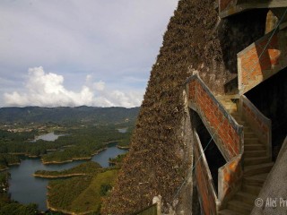 Skála la Piedra del Penol (659 schodù)