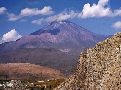 Damávand, neaktivní sopka v pohoří Elborz, nejvyšší vrchol Íránu 56171 m