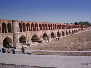 Esfahán, Most Si-o-Seh (Allahverdi Khan) přes v létě vyschlou řeku Zayandeh