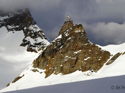 Sedlo Jungfraujoch mezi vrcholy Mönch a Jungfrau, observatoř Sphinx