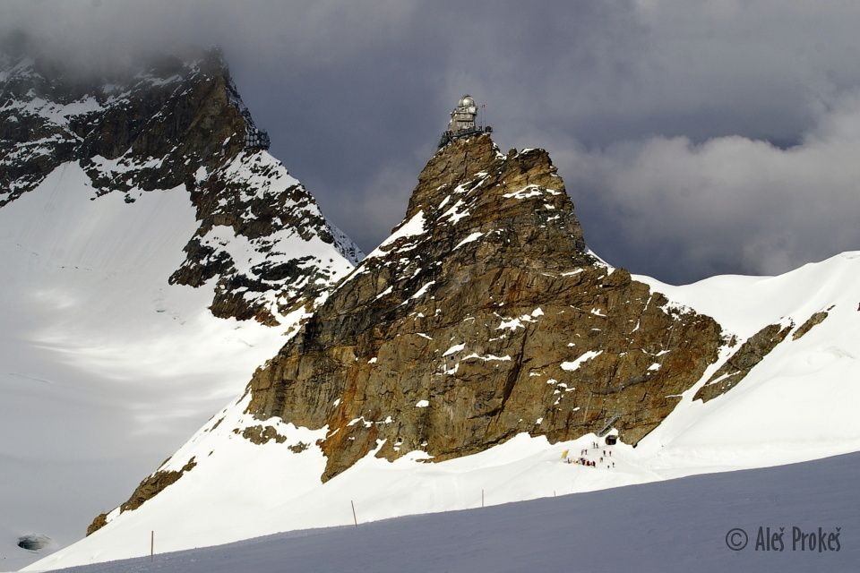 Sedlo Jungfraujoch mezi vrcholy Mönch a Jungfrau, observatoř Sphinx