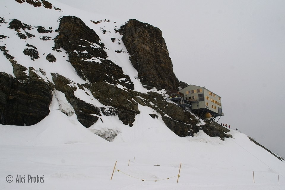 Chata Mönchsjochhütte (3657 m), Bernské alpy