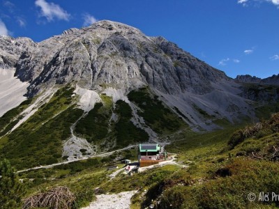 Chata Pfeishutte s vrcholem Kleine Stempeljochspitze, Tyrolsko