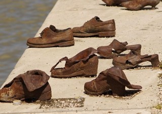 Boty na břehu Dunaje, památka budapeštských židů