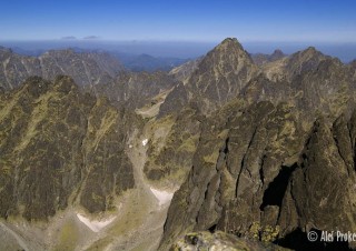 Pohled z výstupu na Gerlach, Batizovská dolina, vzadu Vysoká 2547 m