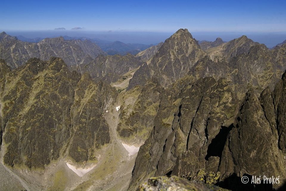 Pohled z výstupu na Gerlach, Batizovská dolina, vzadu Vysoká 2547 m