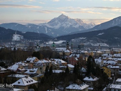 Innsbruck s vrcholem Serles (2718 m)