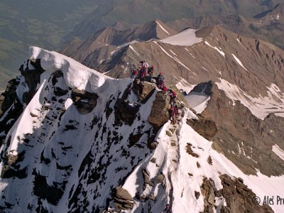 Pohled z vrcholu Grossglockner (3798 m) na přístupovou cestu od Erzherzog-Johann-Hütte