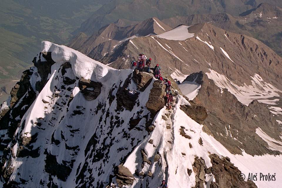 Pohled z vrcholu Grossglockner (3798 m) na přístupovou cestu od Erzherzog-Johann-Hütte