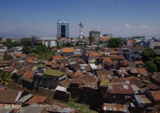 Pohled na Bandung z terasy hotelu Aston na Braga street