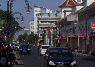 Jedna z hlavních ulic Bandungu JI Asia Afrika