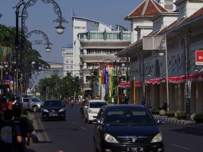 Jedna z hlavních ulic Bandungu JI Asia Afrika