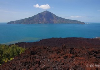 Krakatau a láva ze sopky Anak Krakatau