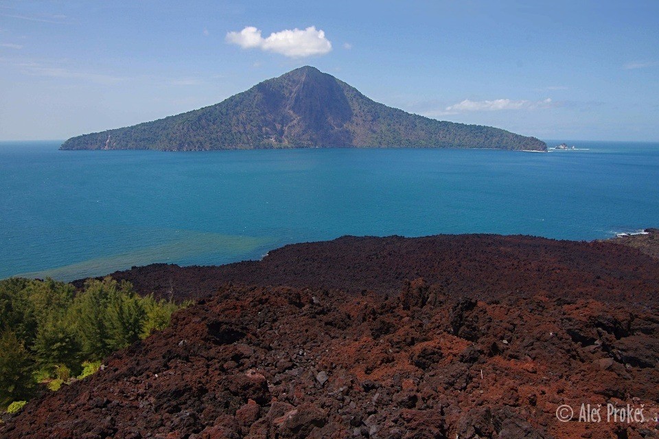 Krakatau a láva ze sopky Anak Krakatau