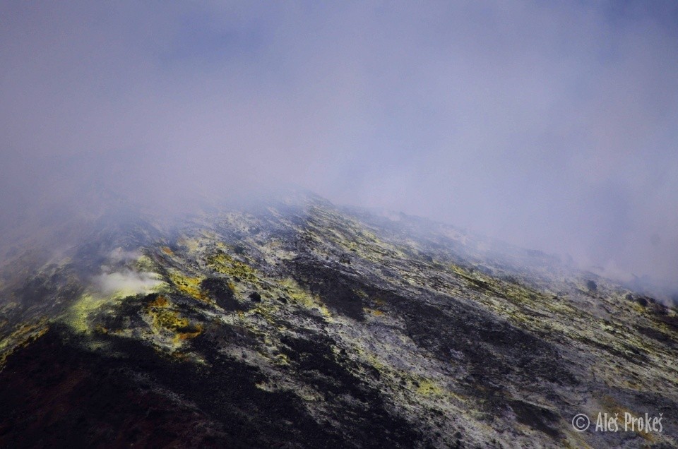 Vrchol sopky Anak Krakatau