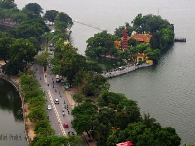 Pohled z konferenčního hotelu Pan Pacific na chrámový komplex Pagoda Tran Quoc (Chùa Trấn Quốc) na ostrůvku Západního jezera (Hồ Tây)