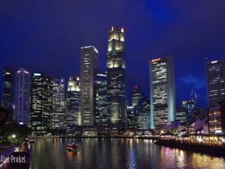 Noční Singapur pohled od Boat Quay