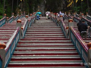 Schody do jeskynního kmplexu Batu caves